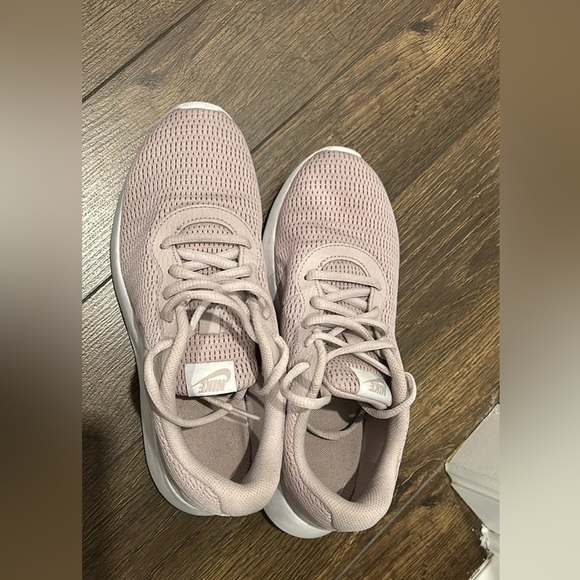 Nike women’s 7 light pink - Picture 2 of 4